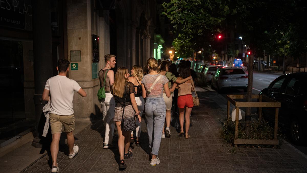 Varias personas disfrutan del ocio nocturno en Barcelona.