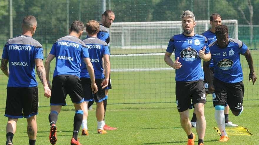 Luisinho y Muntari, durante el entrenamiento de ayer en Abegondo.