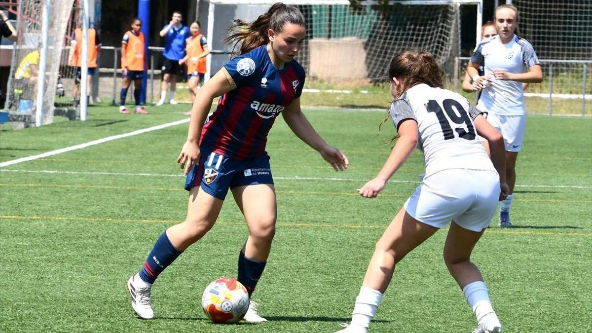 Martina Alastuey encara a una jugadora rival durante un partido esta temporada.