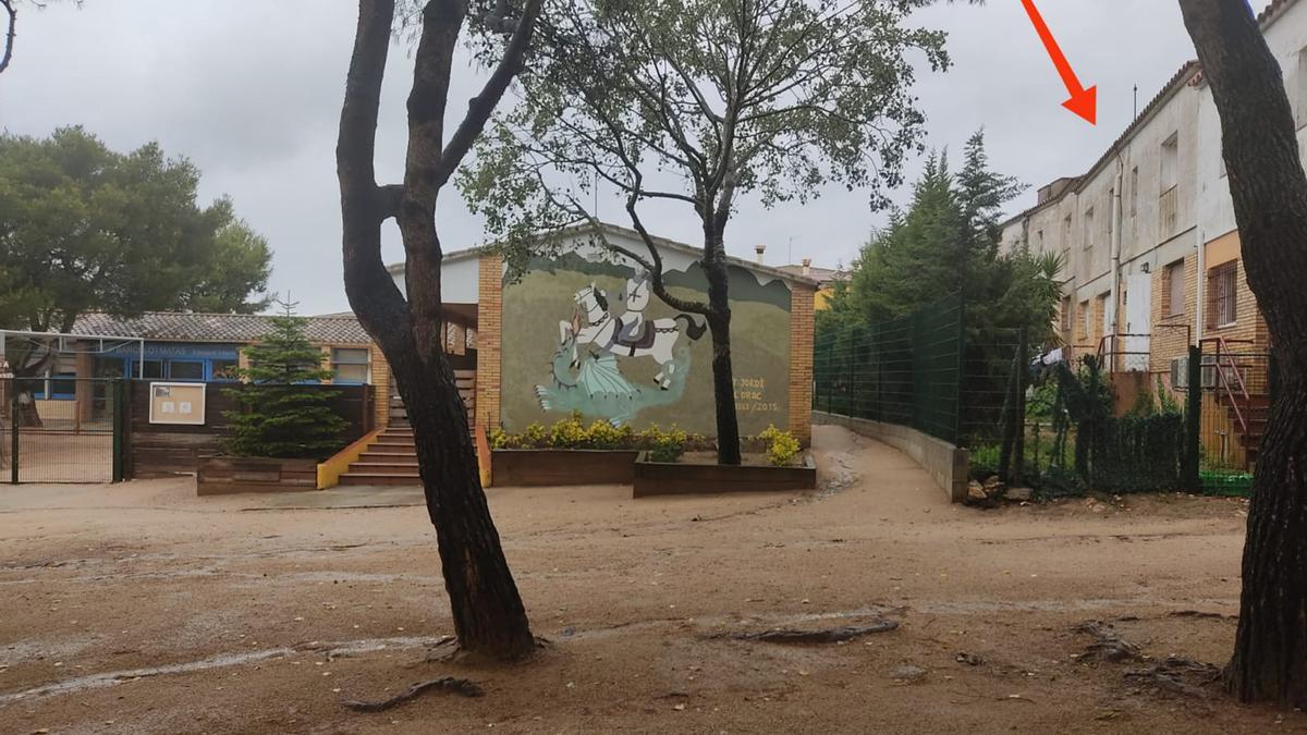 Pla general de l&#039;escola Josep Barceló i Matas amb una fletxa que indica les cases ocupades annexades al centre