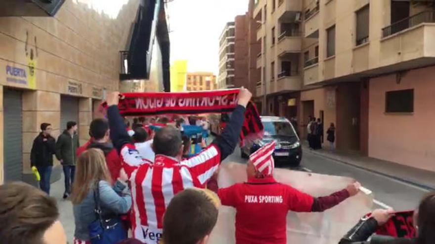 Los aficionados del Sporting animan al equipo