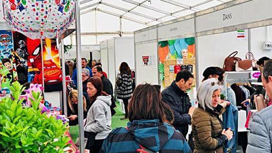 Lleno en la feria del comercio de Sada