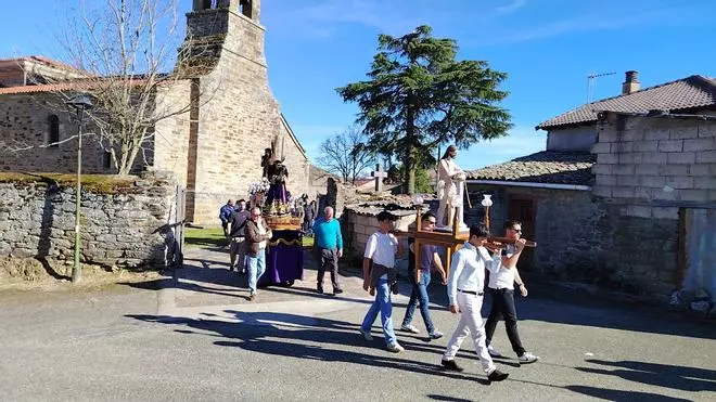 La Carrera recorre las calles de Villardeciervos en la tarde del Jueves Santo