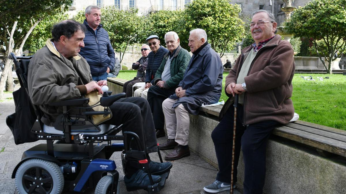 Varias personas conversan en la plaza de A Ferrería de Pontevedra