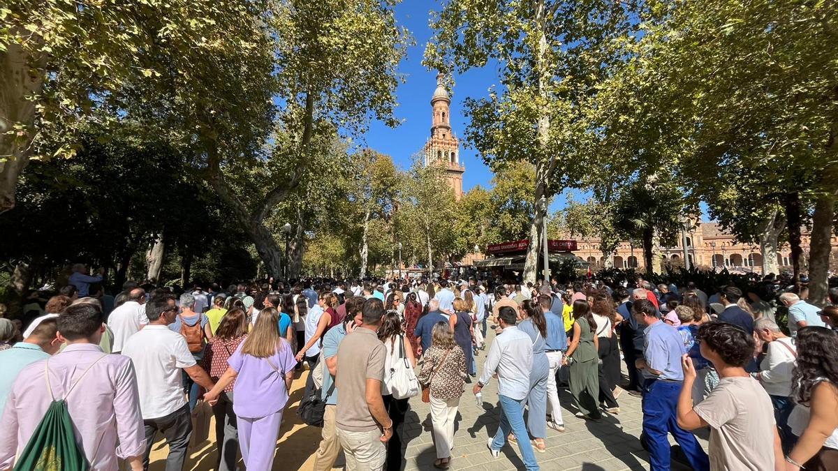 Discurrir de la gente junto a la Plaza de España.