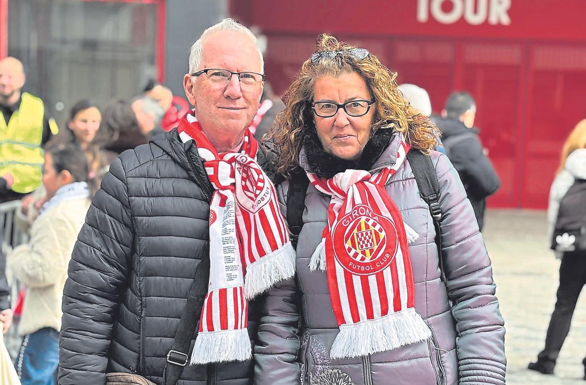 Els arbuciencs Jaume Sureda i Marta Garolera, ahir, amb les bufandes del Girona davant del Sánchez-Pizjuán.