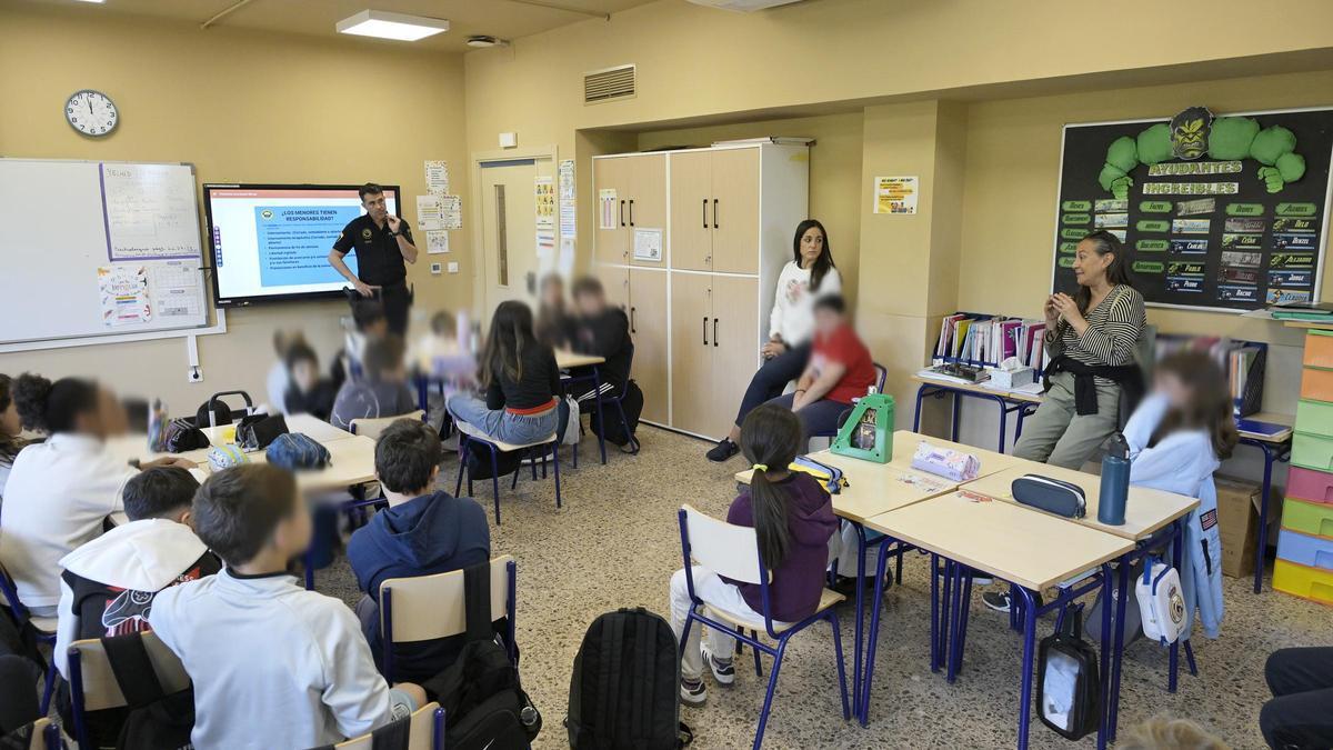 Una de las charlas en un centro escolar de Paiporta