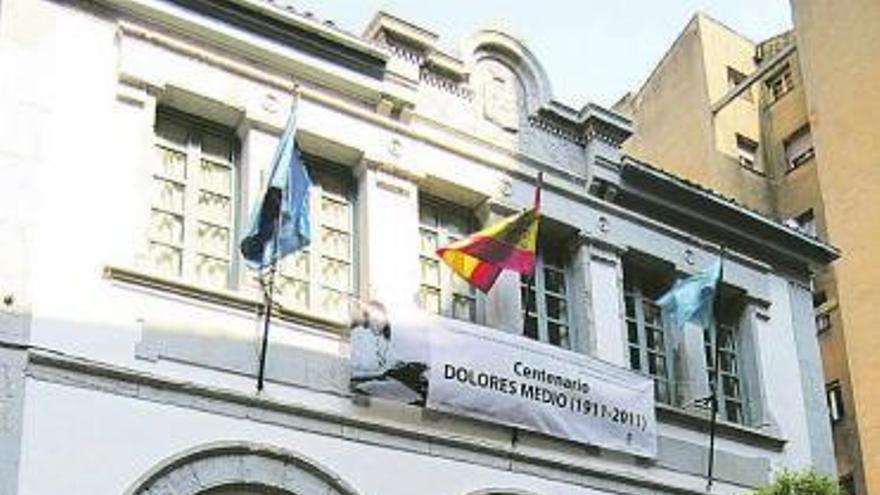 Fachada principal del Colegio Dolores Medio, con el cartel del centenario.