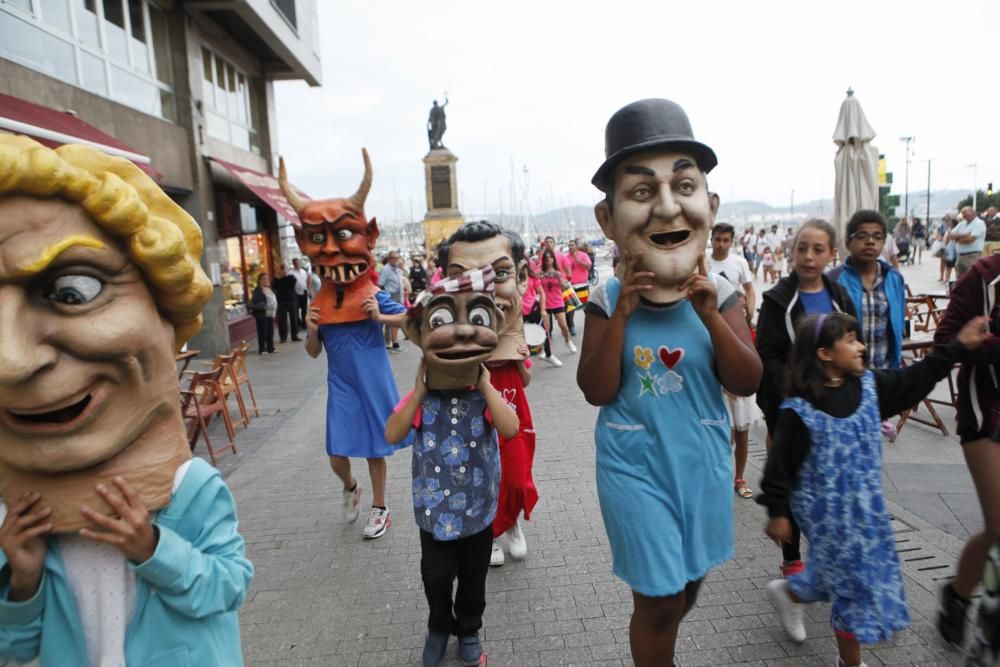 Cabezudos y batucada en Cimavilla, Gijón