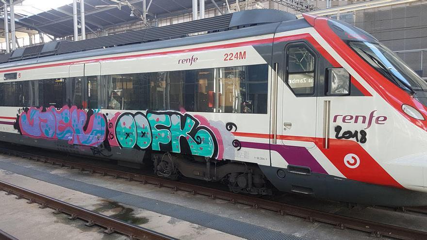Imagen de uno de los trenes presuntamente pintados por los detenidos.