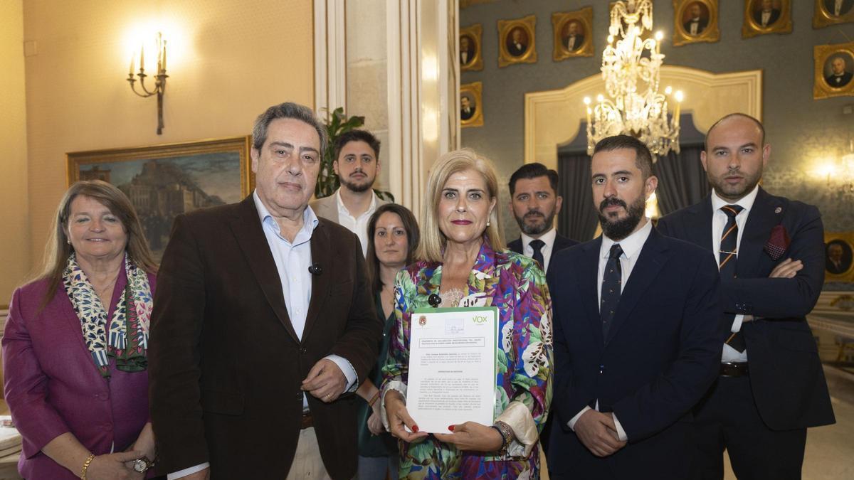 Vox exige a Barcala que no contrate personal extra para agilizar la regularización de migrantes en Alicante