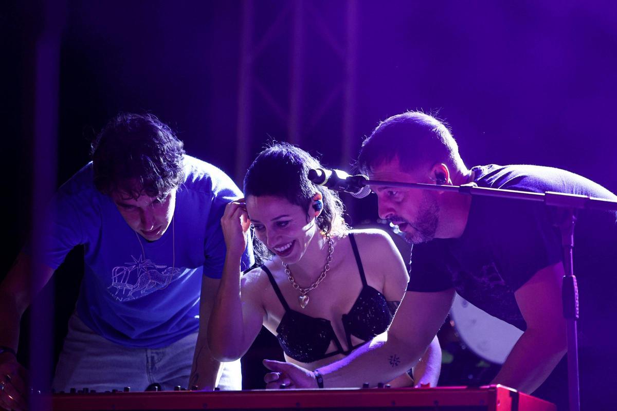 Travis Birds sonríe mientras arreglan los problemas con el teclado