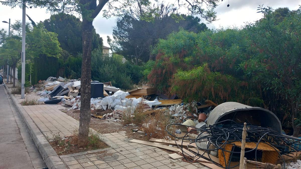 Cables y otros restos de obras se acumulan en la zona.