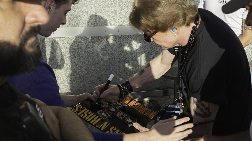 Axl Rose, de Guns N&#039; Roses, firma autógrafos en Vigo: los fans enloquecen