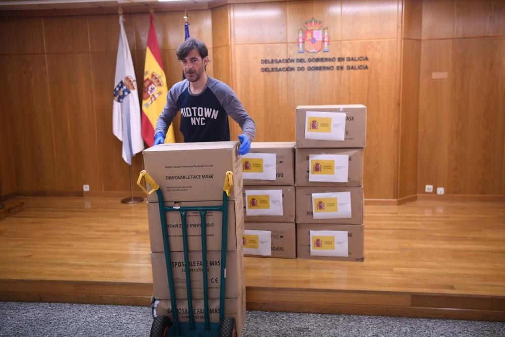 Solo en la provincia de A Coruña, se ha procedido a la distribución de más de 200.000 mascarillas con lo que se ha puesto en marcha la segunda fase del operativo dispuesto por el Gobierno.