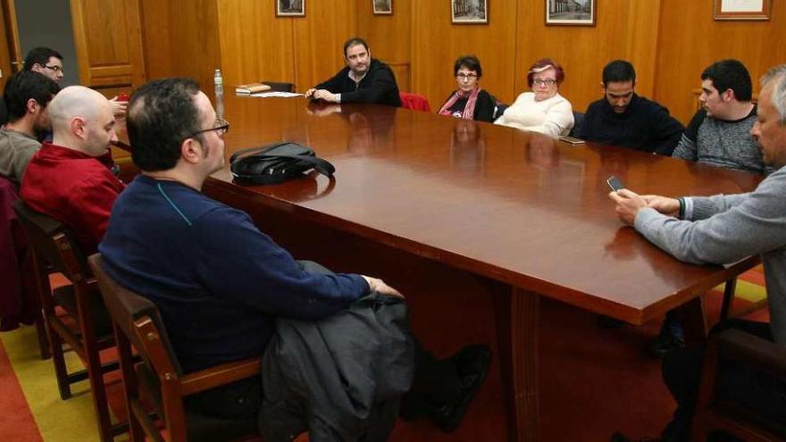 Reunión entre representantes del Concello y la hostelería, en la tarde de ayer. // Bernabé/Cris M.V.