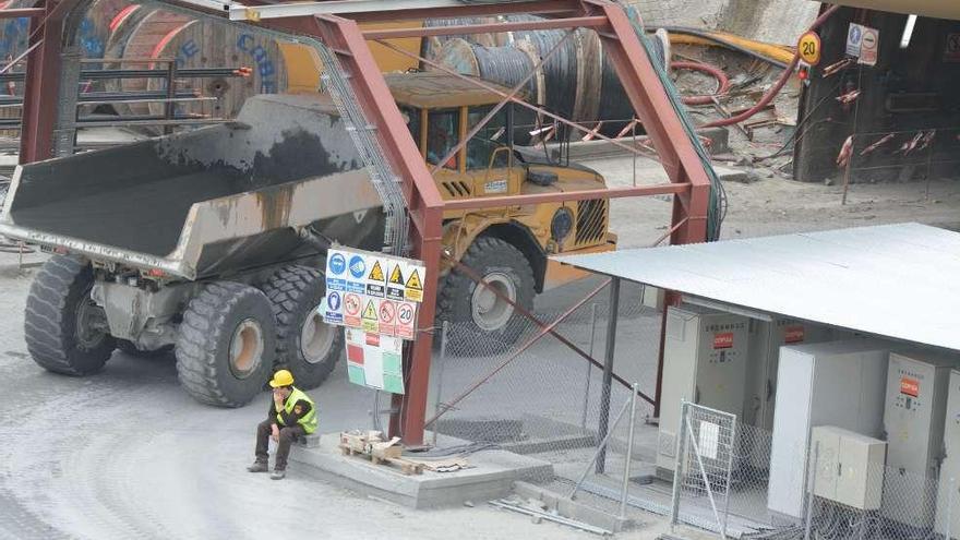 Un camión se adentra en un túnel en Las Hedradas.