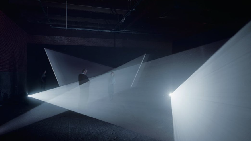 Público en una de las obras de Anthony McCall.