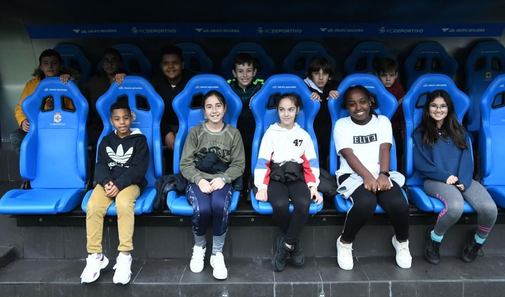 Los estudiantes han realizado un recorrido por los rincones del estadio de Riazor - Han conocido a los jugadores Martí Vilà, del Fabril, y Silvia y Cris, del Dépor Abanca