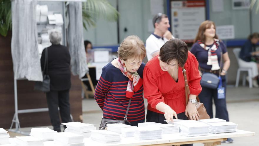 Votación el pasado domingo en la lonja del Concello.  // R.G.