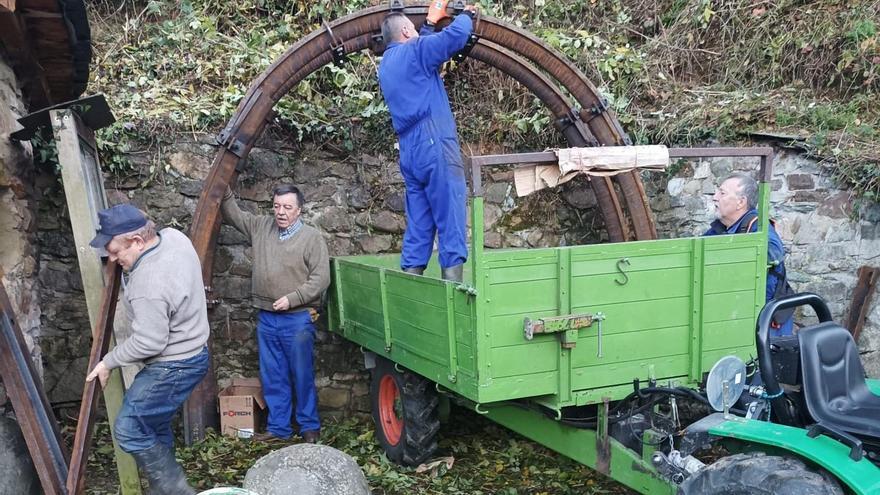 Un grupo de vecinos durante el montaje de la galería.