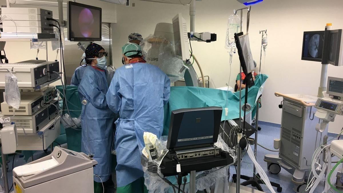 Operación en un quirófano del Hospital Álvaro Cunqueiro