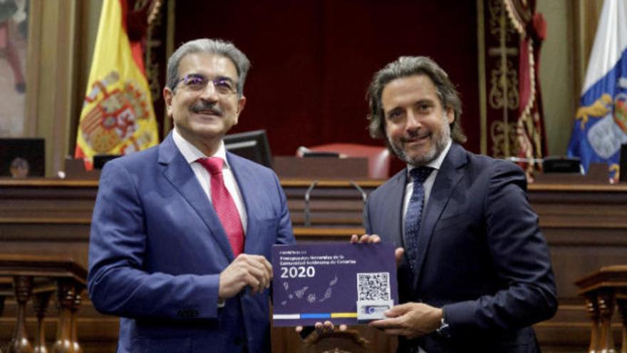 El vicepresidente y consejero de Hacienda del Gobierno de Canarias, Román Rodríguez entrega al presidente del Parlamento de Canarias, Gustavo Matos, el proyecto de ley de presupuestos autonómicos para 2020.