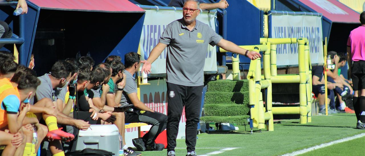 Miguel Álvarez, técnico del filial amarillo, es el técnico más veterano de la Segunda División 2022/23.