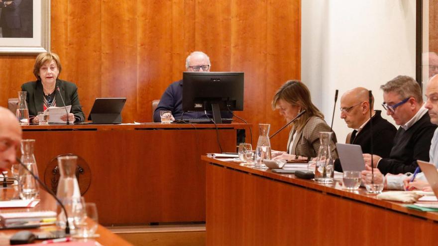 La alcaldesa, Mariví Monteserín, y ediles del PP a la derecha con su portavoz, Esther Llamazares. | MARA VILLAMUZA