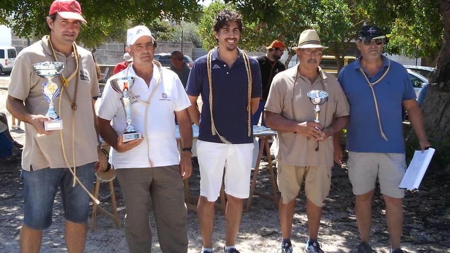 Los ganadores en Homes con los trofeos.