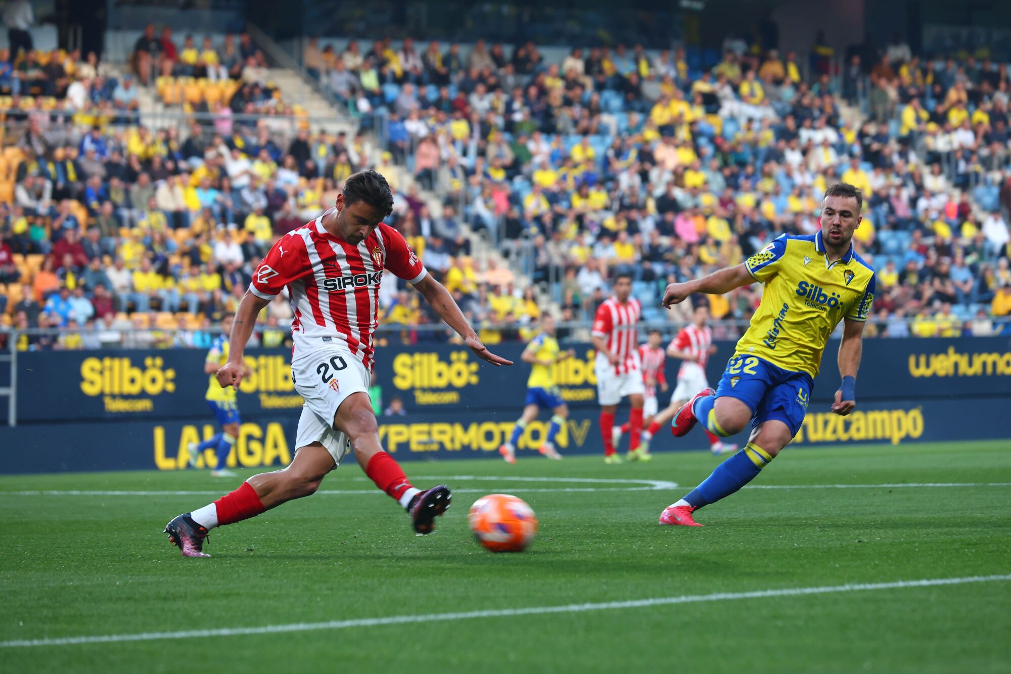 EN IMÁGENES: El partido entre el Cádiz y el Sporting con La Mareona presente