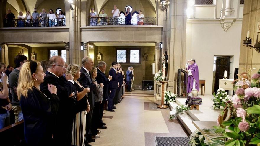 Gijón despide en una abarrotada iglesia de La Asunción al "querido" traumatólogo Quico Palacio: "Era muy trabajador y cariñoso"