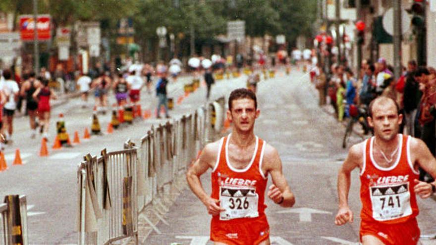 Corriendo por la Gran Vía de Murcia, en la prueba de 1999