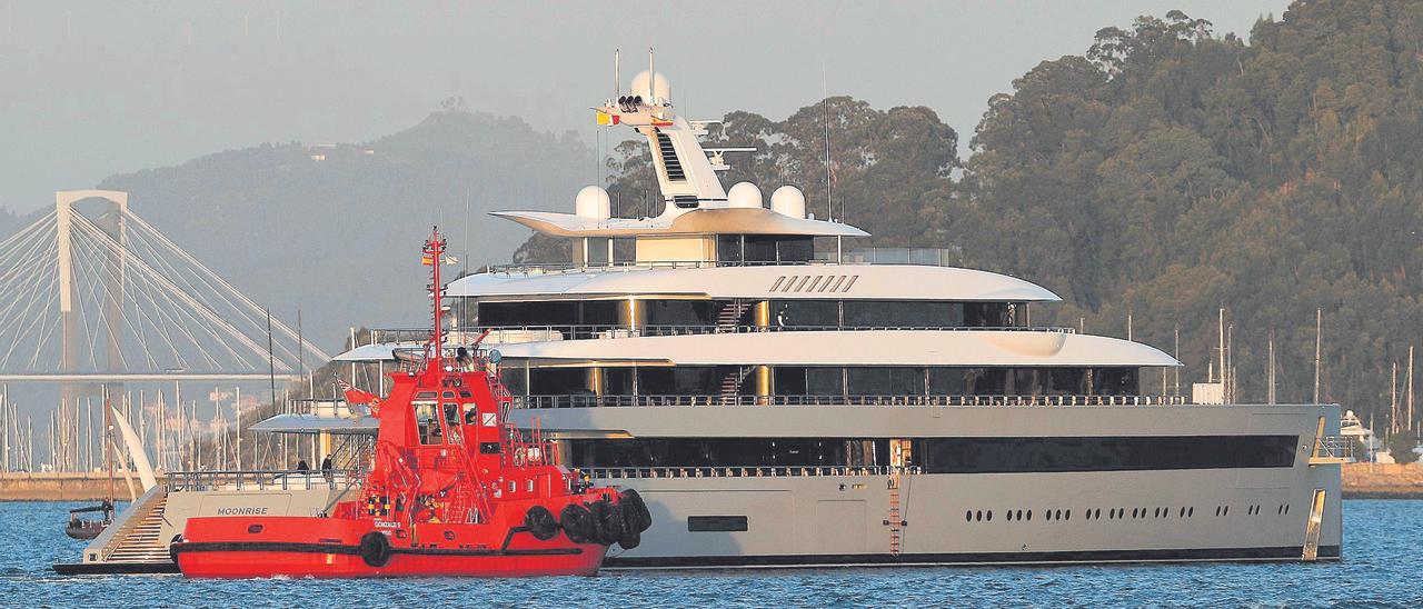 El &quot;Moonrise&quot;, auxiliado por remolcadores en su atraque en el puerto de Vigo