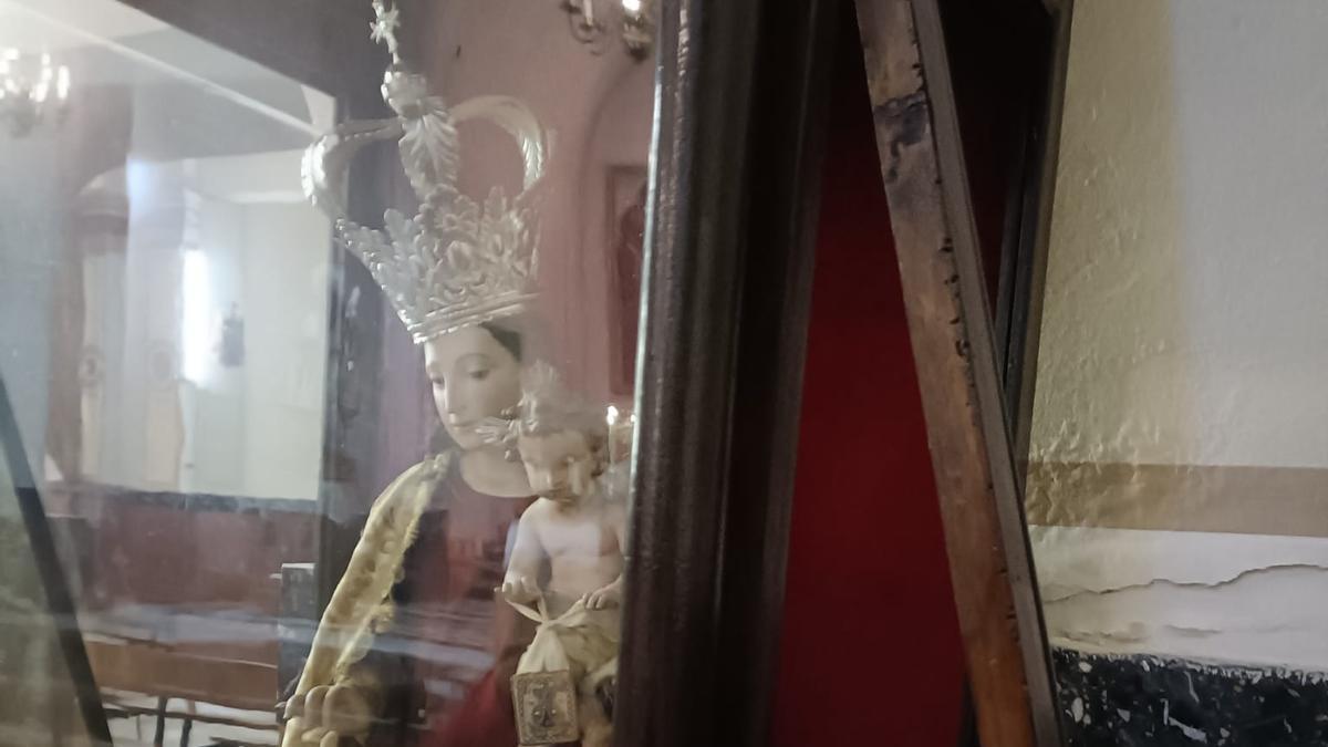 Vitrina de la Virgen del Carmen en la parroquia de Fortaleny.