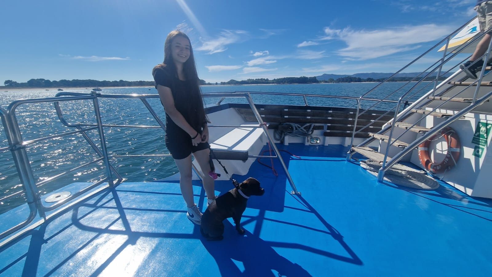 Una singladura por la ría a bordo de uno de los barcos de pasaje que operan en el puerto de O Grove.