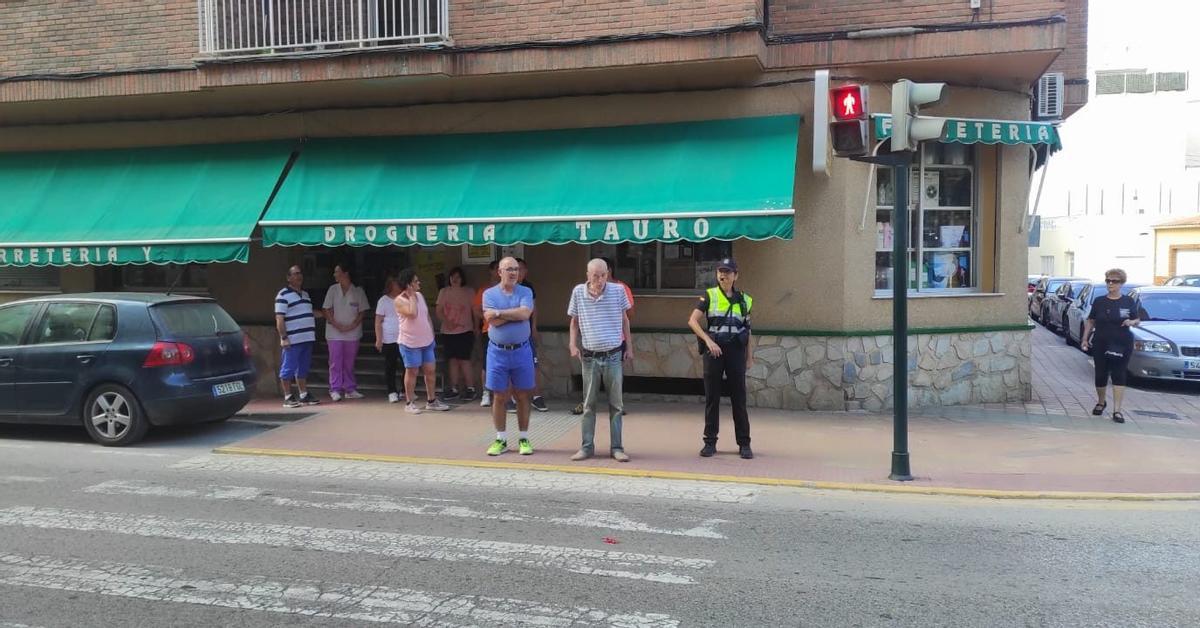 La agente de educación vial de la Policía Local de Mazarrón, con usuarios en un semáforo en rojo.