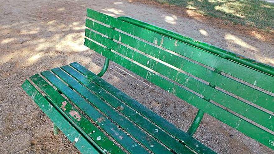 Un dels bancs bruts del parc pels excrements dels ocells