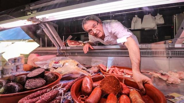 Mario Sanchis muestra una fuente llena de sobrasadas en el mostrador de su carnicería en l'Orxa, localidad repoblada a principios del siglo XVII por mallorquines.