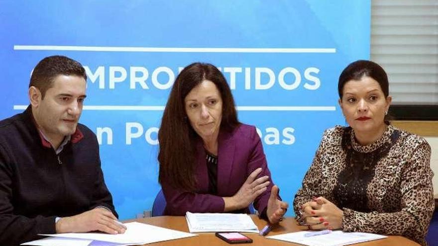 Rodríguez, Villar y Arévalo, en la sede del PP de Ponteareas. // A.H.