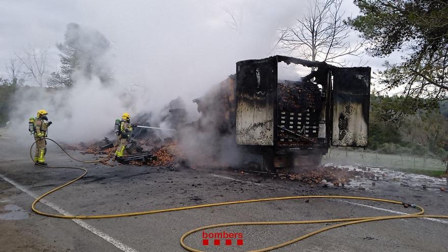 Crema totalment el remolc d&#039;un camió a l&#039;AP7 a Vilademuls