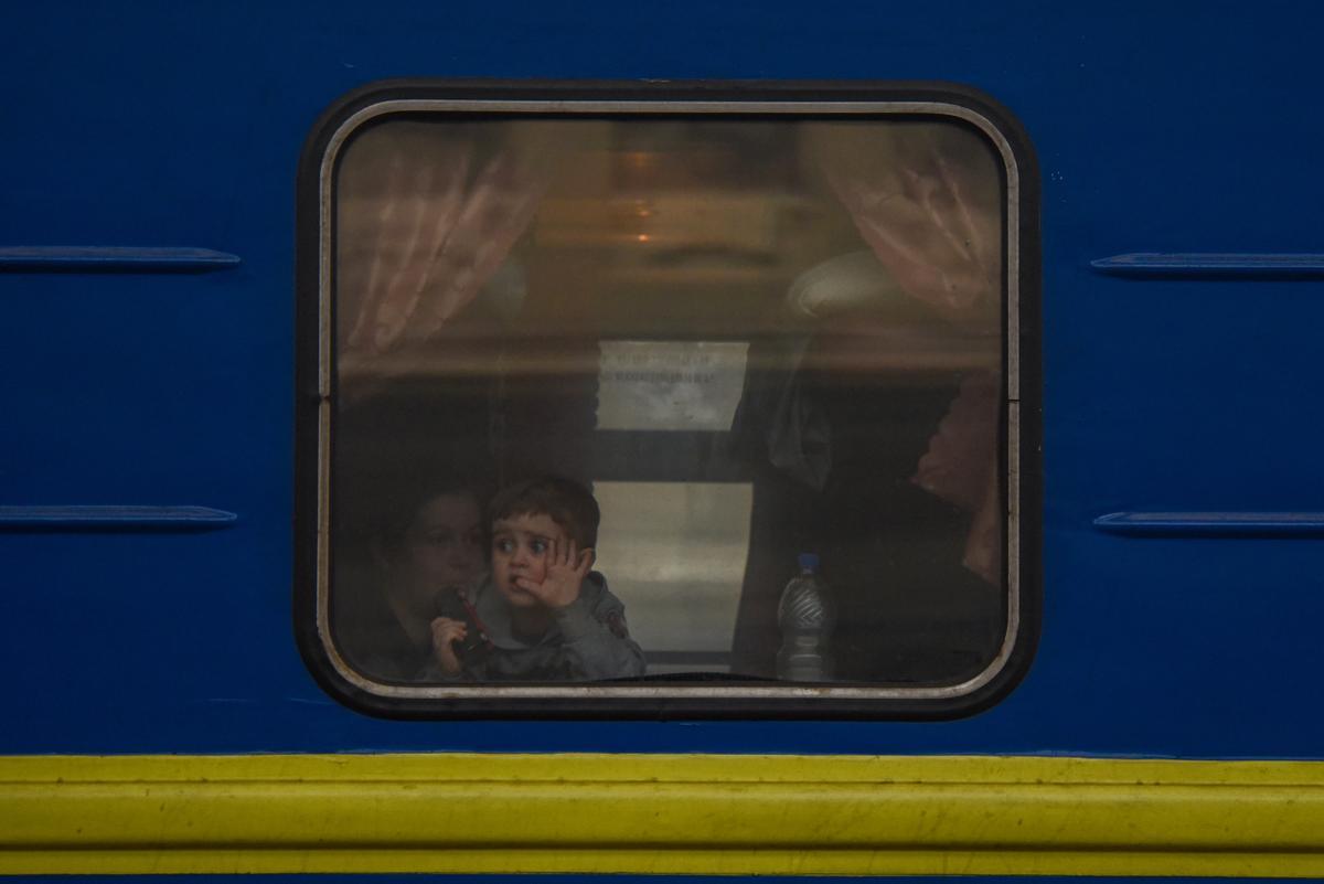 Refugiados ucranianos en un tren con destino a Polonia