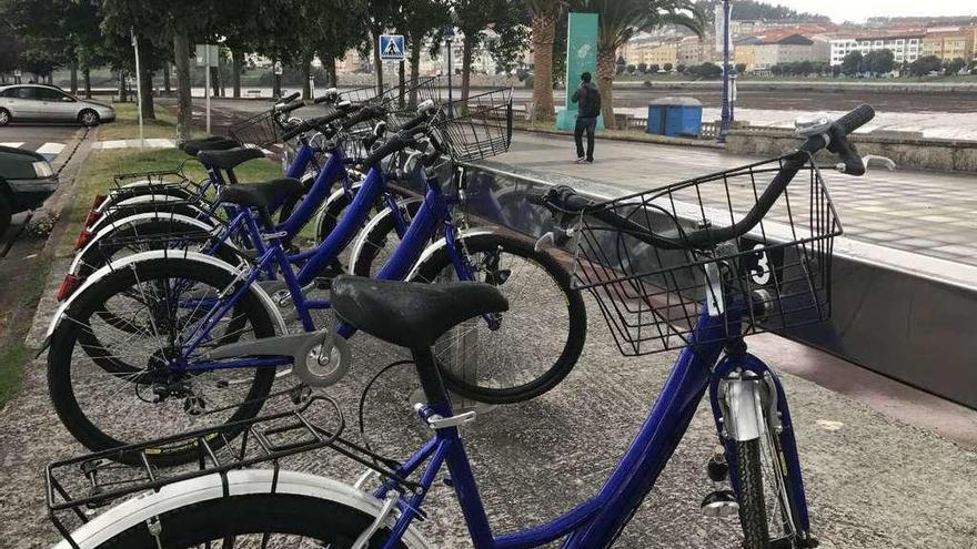 Punto de alquiler de bicicletas habilitado en el paseo marítimo.