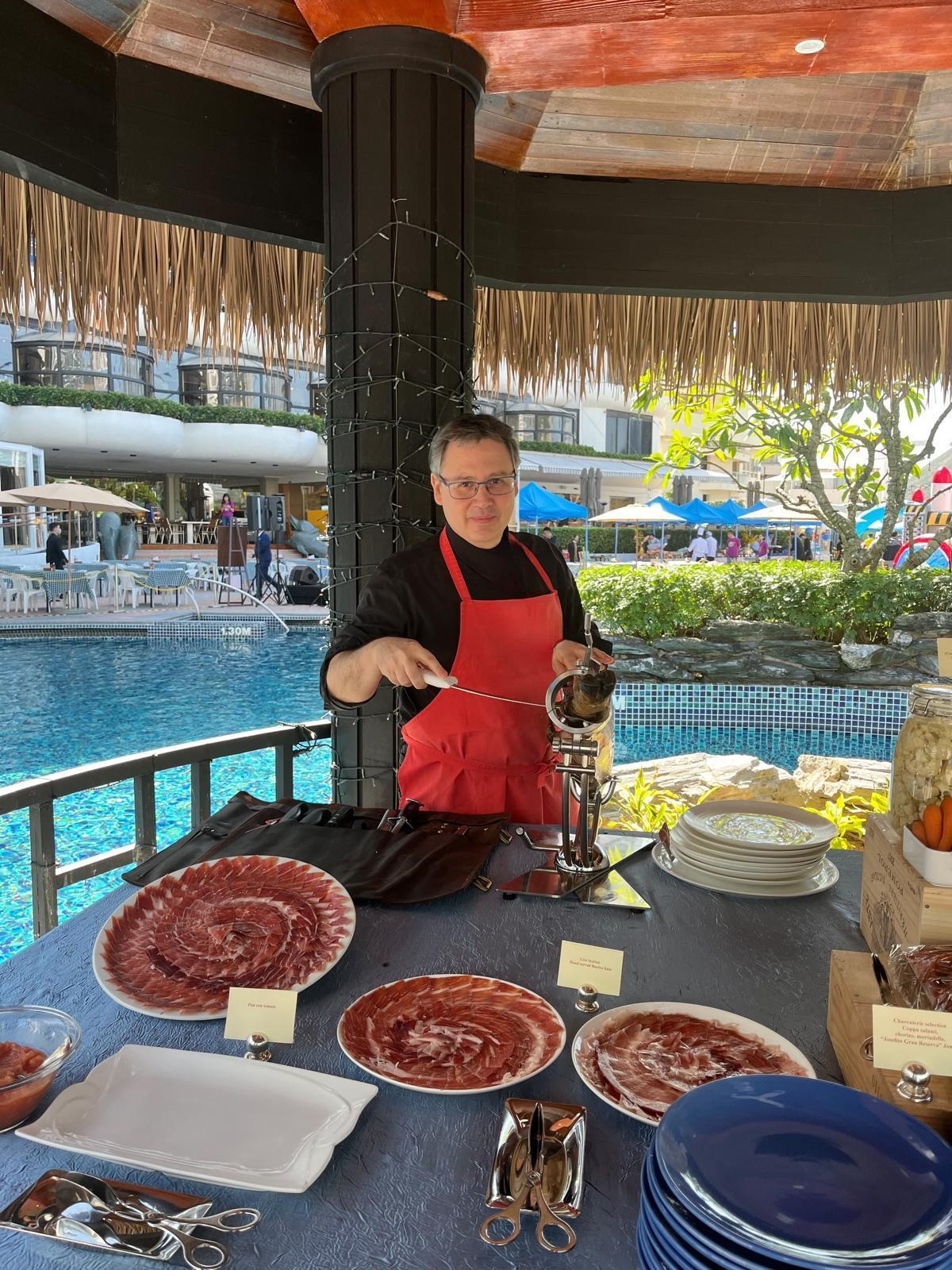 Juan Mendez considera que toda formación reglada es positiva, pero subraya el valor de la experiencia.