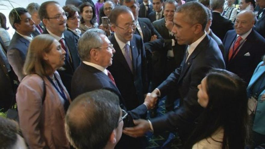 Histórico apretón de manos entre Obama y Raúl Castro