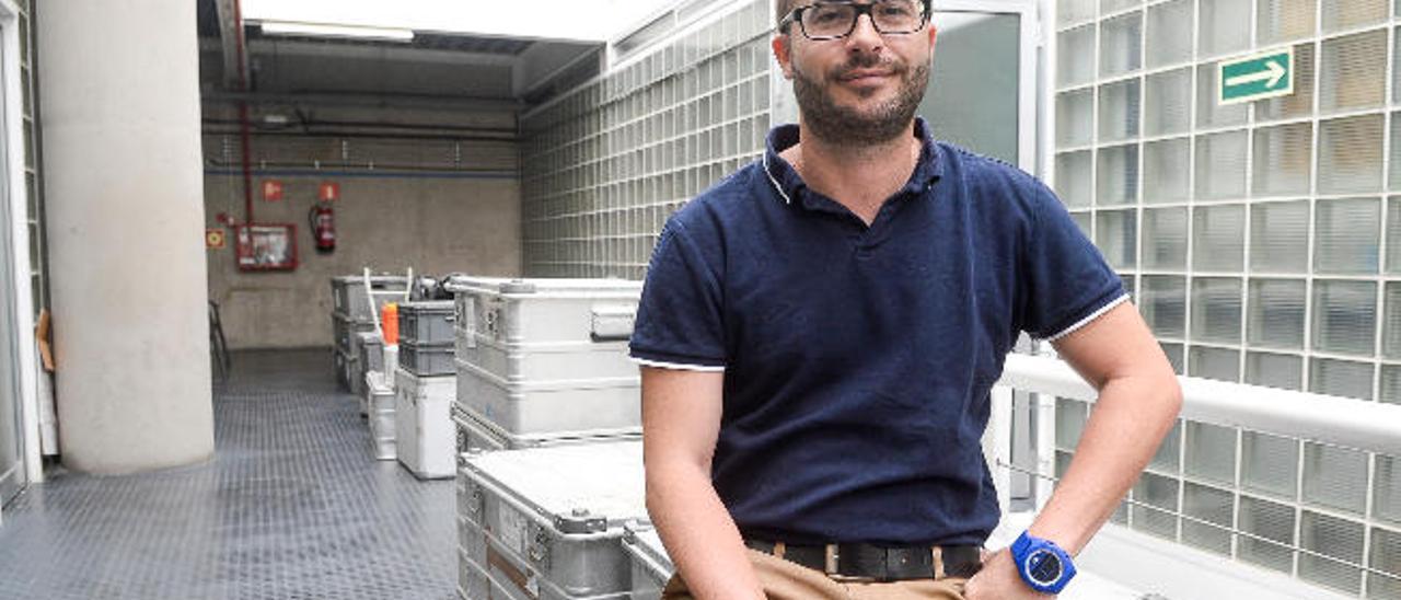 Aridane González González, profesor e investigador de Ciencias del Mar, en un pasillo de la facultad.