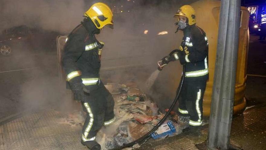 Los Bomberos actúan durante aquella oleada. // R. Vázquez