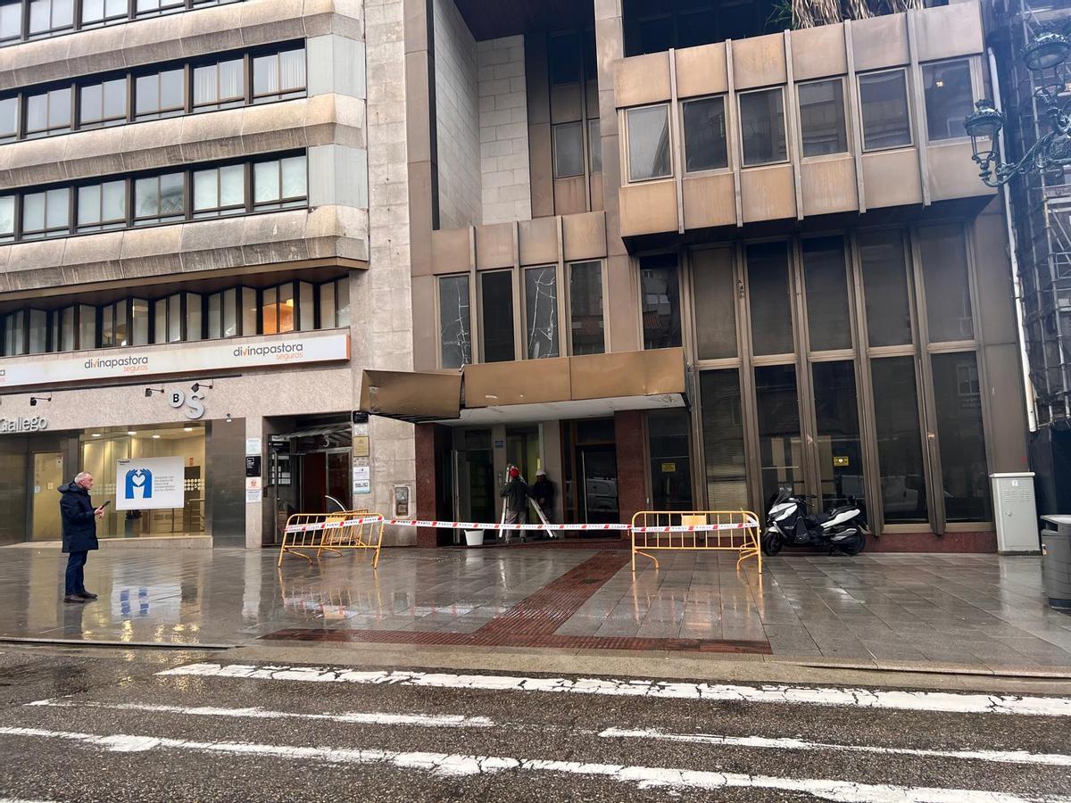 Cae parte de la estructura de un edificio abandonado junto a Porta do Sol