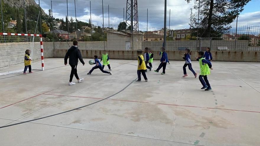 Varios niños participan en una de las actividades.