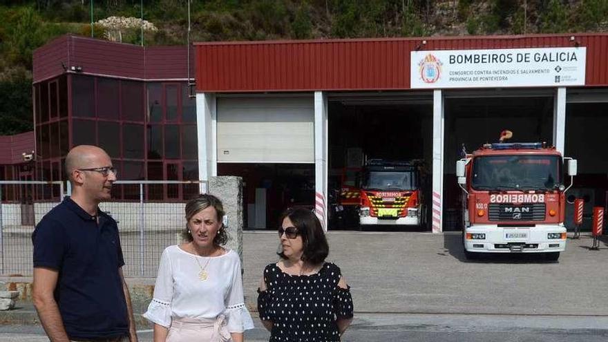 Salomé Peña compareció delante del parque de bomberos junto a miembros de su partido. // Noé Parga